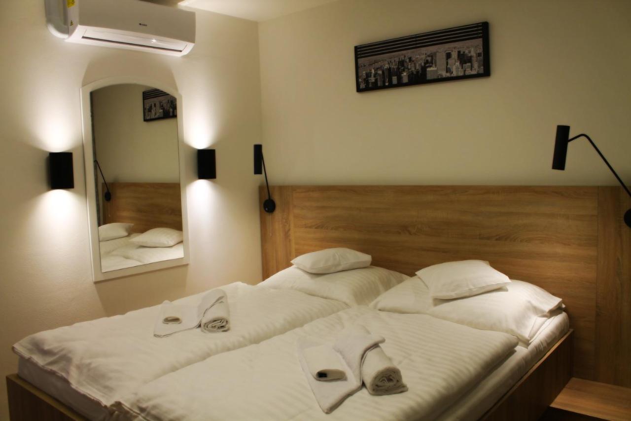 Hotel Pelikán Losonc Kültér fotó