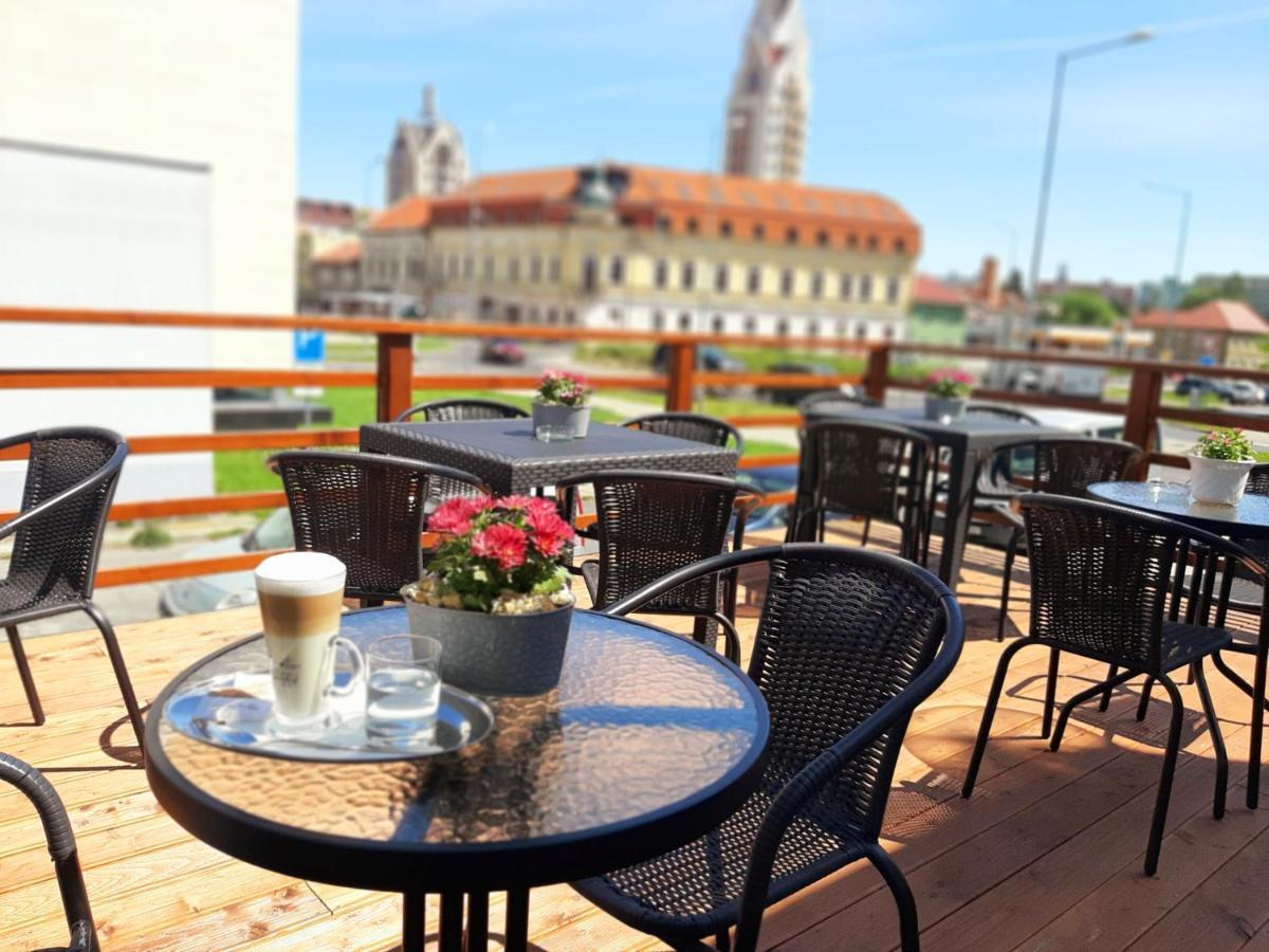 Hotel Pelikán Losonc Kültér fotó