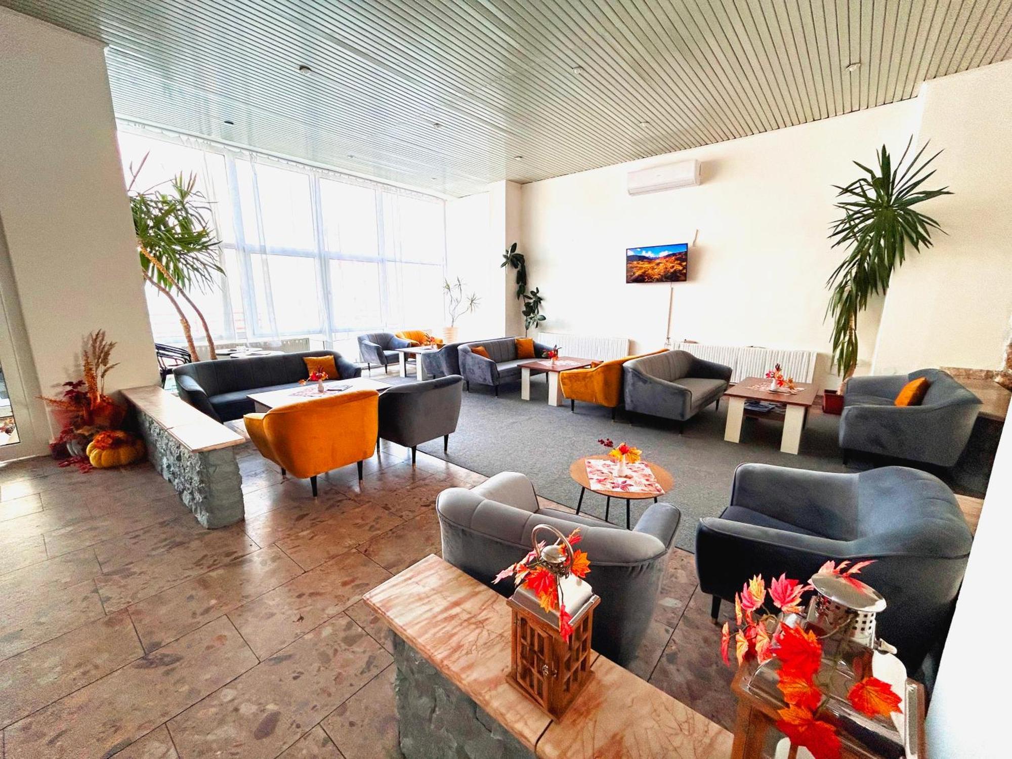 Hotel Pelikán Losonc Kültér fotó