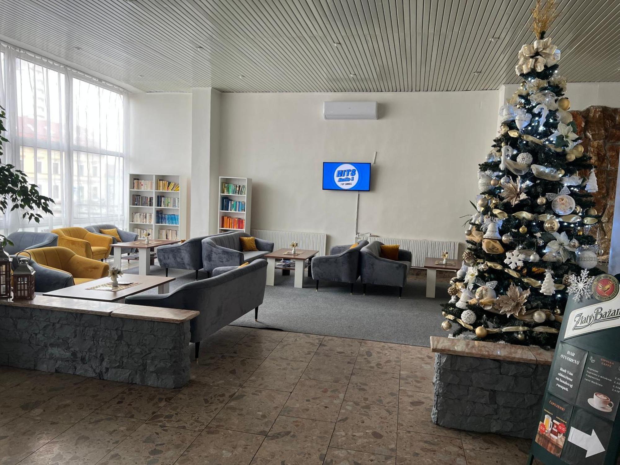 Hotel Pelikán Losonc Kültér fotó
