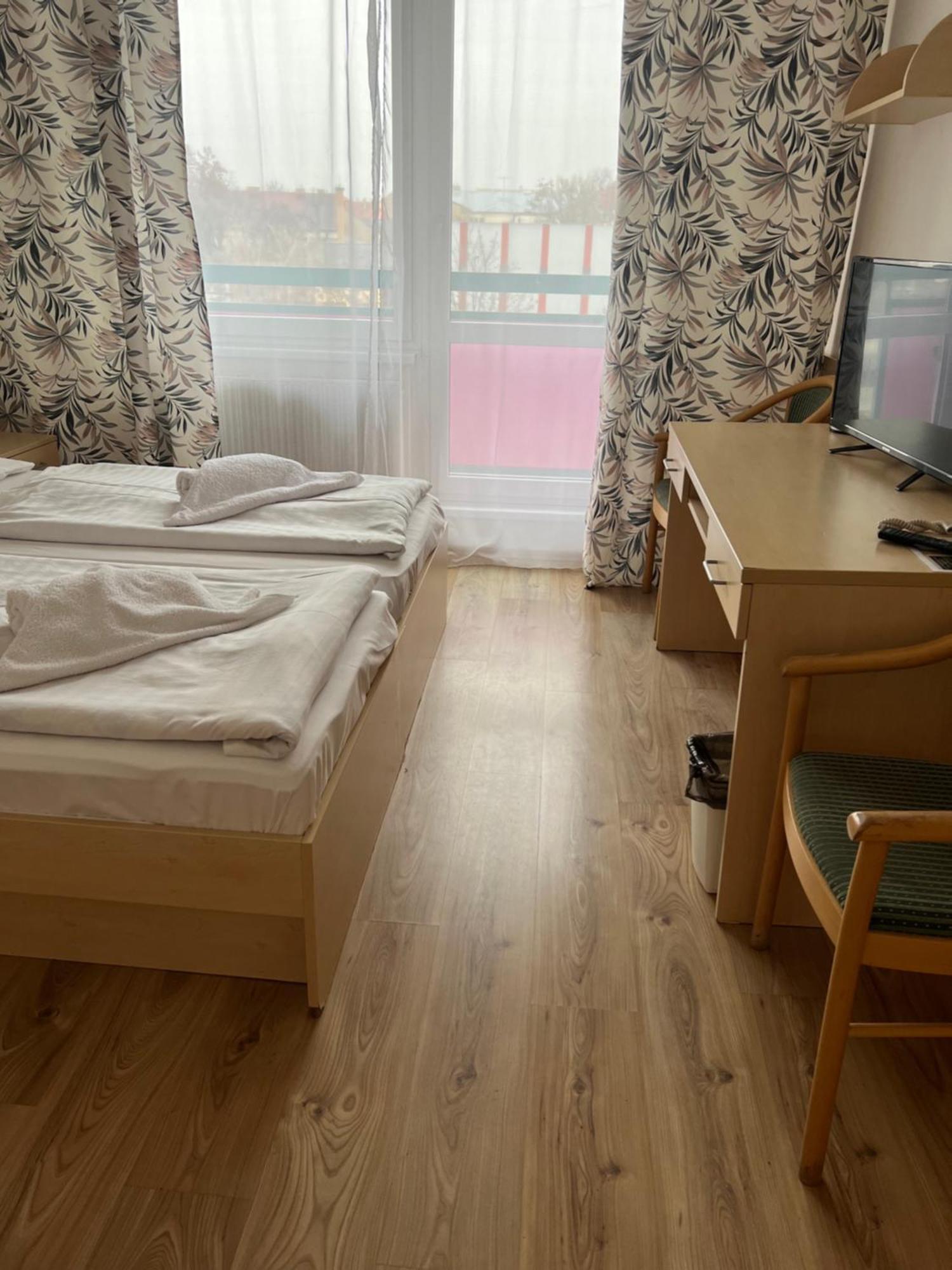 Hotel Pelikán Losonc Kültér fotó