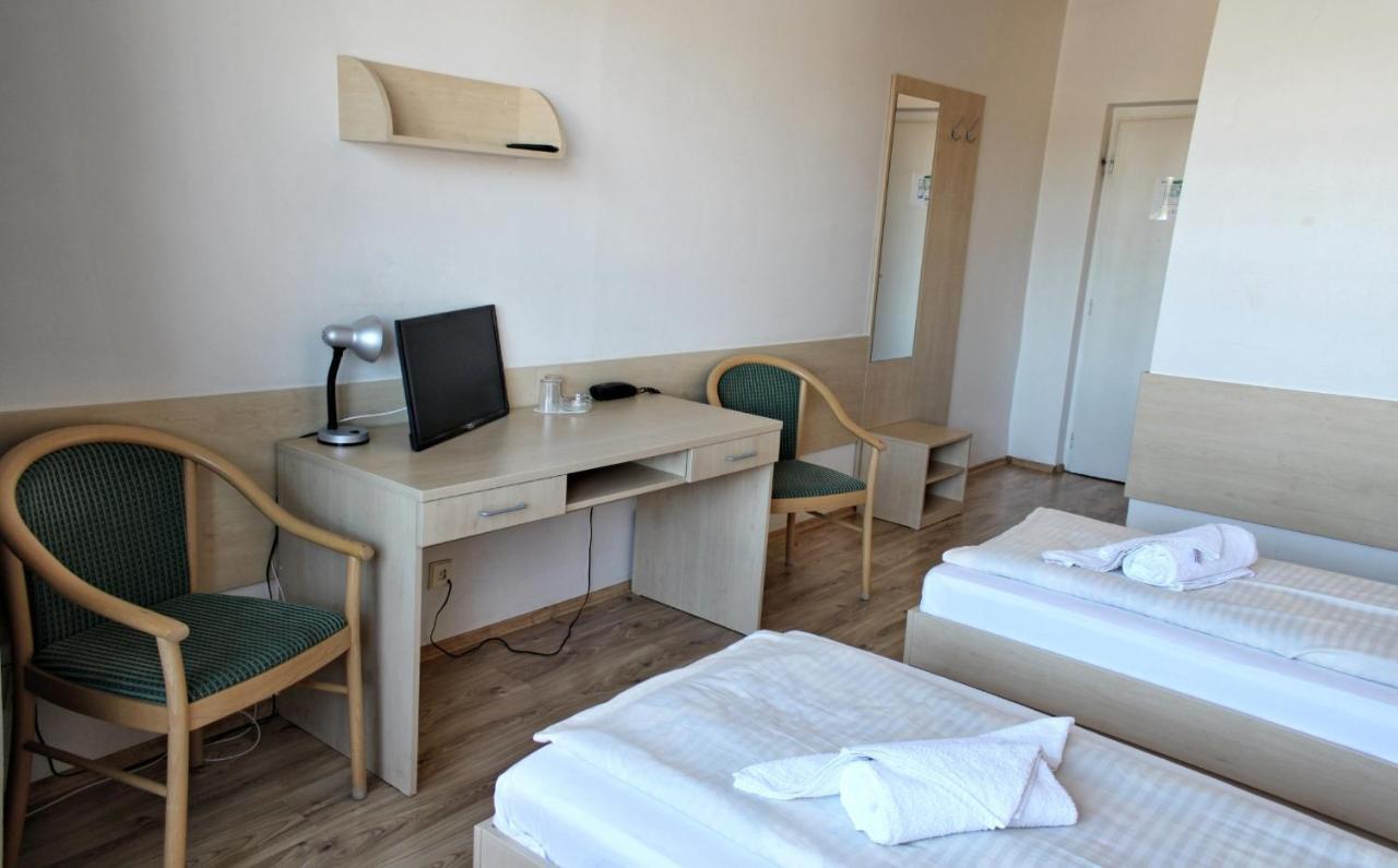 Hotel Pelikán Losonc Kültér fotó